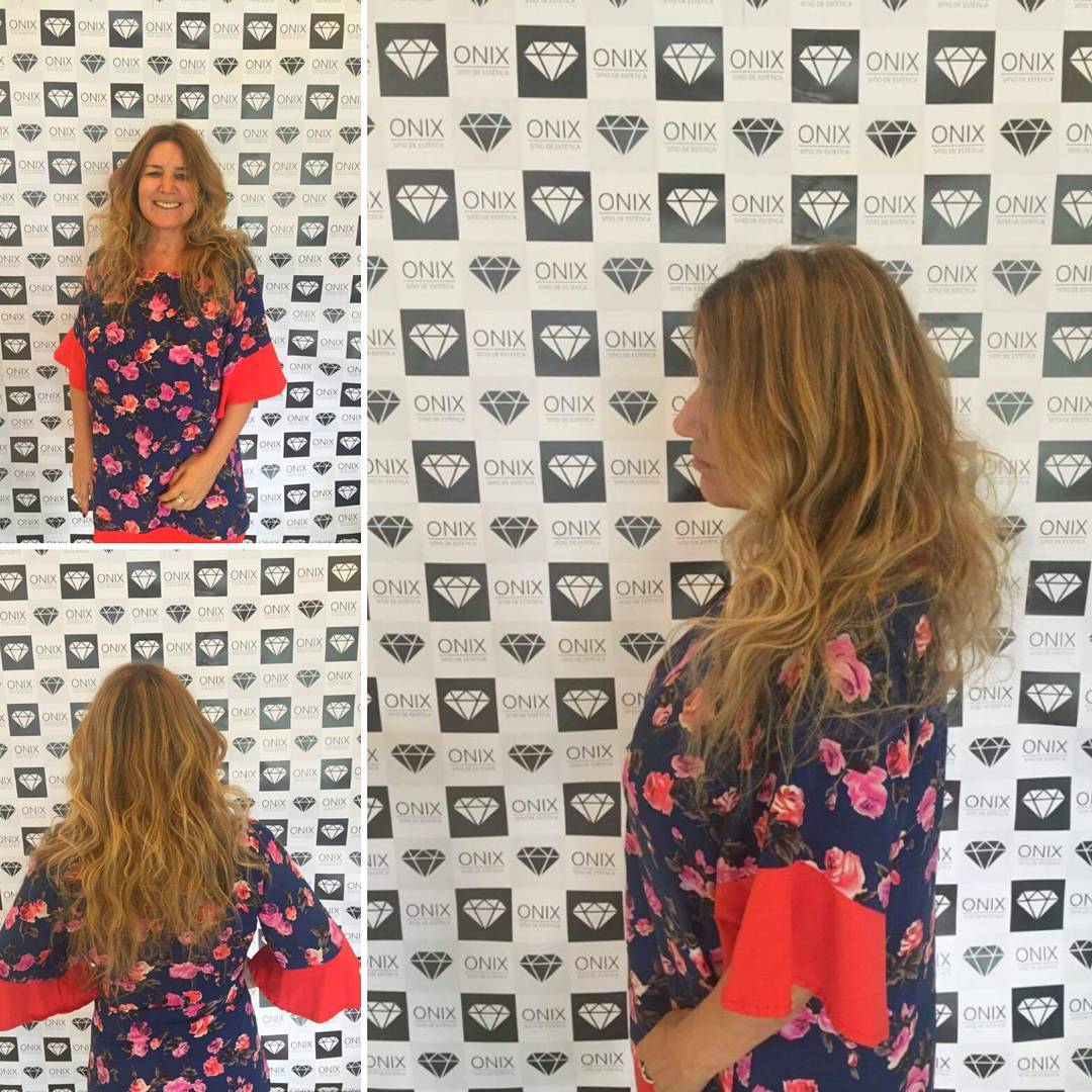 Balayage con ondas visto de frente, de perfil y de espaldas, frente a la pared de ONIX